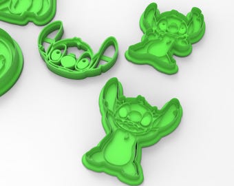 Może przedstawiać: Zestaw czterech zielonych plastikowych foremek do ciasteczek w kształcie Stitch z filmu Disneya Lilo & Stitch. Formy są w różnych pozach, w tym stojące z uniesionymi rękami, stojące z rękami po bokach i zbliżenie twarzy Stitch.