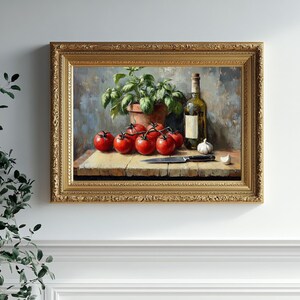 Pode incluir: Uma pintura de natureza morta emoldurada que representa uma garrafa de vinho, um cacho de tomates vermelhos e uma planta em vaso com folhas verdes. A pintura est&aacute; sobre um fundo cinza texturizado.