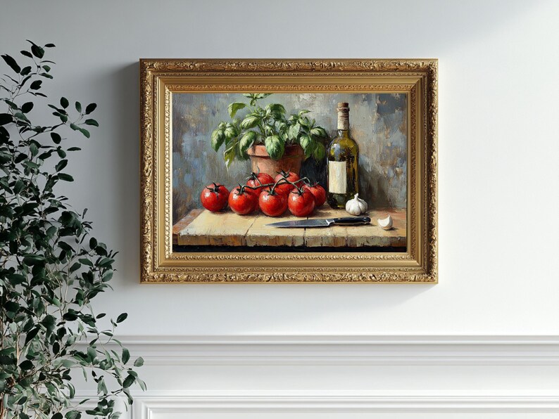 Pode incluir: Uma pintura de natureza morta emoldurada que representa uma garrafa de vinho, um cacho de tomates vermelhos e uma planta em vaso com folhas verdes. A pintura est&aacute; sobre um fundo cinza texturizado.