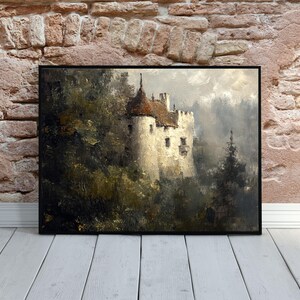 Op de afbeelding: Een schilderij van een wit kasteel met een bruin dak, omringd door bomen en mist. Het kasteel heeft een toren en meerdere ramen. Het schilderij is in een donker frame.