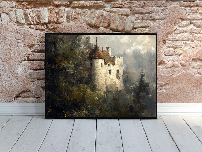 Op de afbeelding: Een schilderij van een wit kasteel met een bruin dak, omringd door bomen en mist. Het kasteel heeft een toren en meerdere ramen. Het schilderij is in een donker frame.