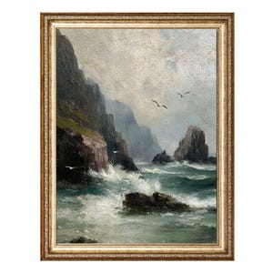 Könnte beinhalten: Antikes Ölgemälde einer Seelandschaft mit einem goldenen, verzierten Rahmen. Das Kunstwerk zeigt eine zerklüftete Küstenlinie mit tosenden Wellen, dunklen Klippen und Möwen in einem bewölkten Himmel. Die Farbpalette umfasst Schattierungen von Grün, Blau, Grau und Braun.