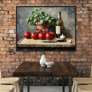 Pode incluir: Uma pintura de natureza morta com tomates vermelhos, uma garrafa de vinho e um ramo de manjeric&atilde;o verde em um vaso de terracota. A pintura est&aacute; sobre uma mesa de madeira com uma faca e dentes de alho.