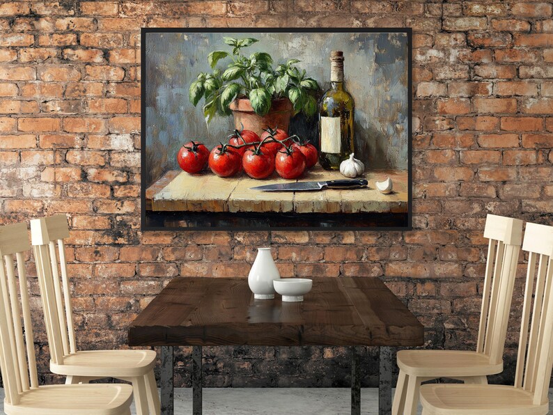Pode incluir: Uma pintura de natureza morta com tomates vermelhos, uma garrafa de vinho e um ramo de manjeric&atilde;o verde em um vaso de terracota. A pintura est&aacute; sobre uma mesa de madeira com uma faca e dentes de alho.