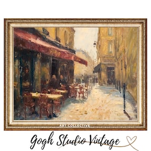 Könnte beinhalten: Ein Vintage-Ölgemälde in einem goldenen Rahmen zeigt eine Pariser Straßenszene mit einem Café auf der linken Seite des Bildes. Das Café hat eine rote Markise und Tische und Stühle sind draußen aufgestellt. Die Straße ist schmal und kopfsteingepflastert, mit Gebäuden auf beiden Seiten. Das Gemälde ist unten rechts mit "Art Collective" signiert.