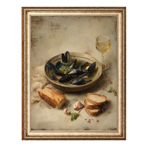 Puede incluir: Pintura de naturaleza muerta enmarcada con un cuenco de mejillones, pan, ajo y una copa de vino blanco. Los mejillones están en un cuenco marrón y el pan está rebanado. La pintura tiene una paleta de colores cálidos.