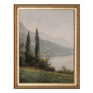 Paesaggio del Lago di Como con cipressi, dipinto a olio vintage di montagna serena, arte murale in stile cottagecore, arte murale stampabile, prodotti digitali