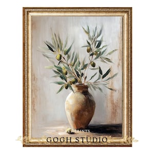 Puede incluir: Una impresión artística enmarcada de un bodegón con un jarrón beige lleno de ramas de olivo y aceitunas verdes. La obra de arte tiene una paleta de colores neutros con un marco dorado ornamentado. El texto "GOGH STUDIO" es visible en la parte inferior.