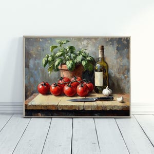 Pode incluir: Uma pintura de natureza morta de uma mesa de madeira com uma garrafa de vinho, um cacho de tomates vermelhos, um bulbo de alho, uma faca e uma planta em vaso com folhas verdes.