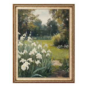 Puede incluir: Pintura al óleo enmarcada que representa una escena de jardín con lirios blancos en primer plano. Un camino conduce a un césped verde, rodeado de árboles y follaje. El marco es dorado.
