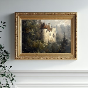 Op de afbeelding: Een ingelijst olieverfschilderij dat een wit kasteel toont dat is genesteld in een weelderig groen bos. Het kasteel heeft een rood dak en is omgeven door bomen. Het schilderij is geschilderd tegen een achtergrond van een bewolkte lucht.