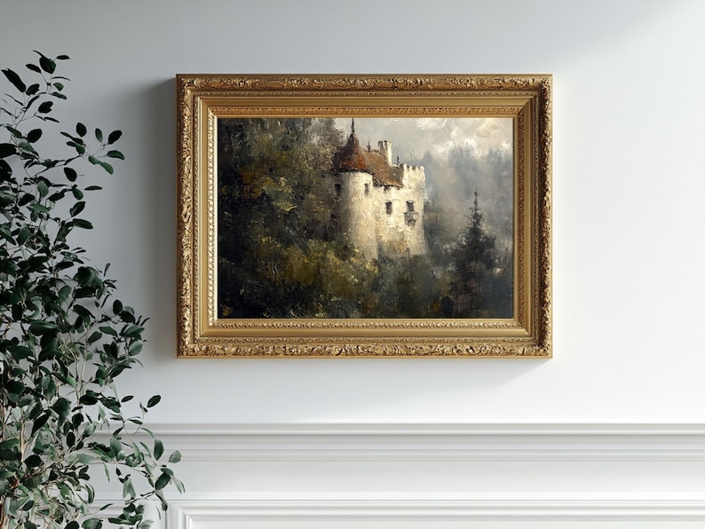 Op de afbeelding: Een ingelijst olieverfschilderij dat een wit kasteel toont dat is genesteld in een weelderig groen bos. Het kasteel heeft een rood dak en is omgeven door bomen. Het schilderij is geschilderd tegen een achtergrond van een bewolkte lucht.