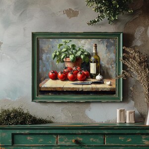 Pode incluir: Uma pintura emoldurada de uma natureza morta com tomates, uma garrafa de vinho e uma planta em vaso. Os tomates s&atilde;o vermelhos e est&atilde;o dispostos sobre uma mesa de madeira. A garrafa de vinho &eacute; transparente e tem um r&oacute;tulo verde. A planta em vaso &eacute; verde e tem um vaso castanho. A pintura est&aacute; emoldurada numa moldura verde.