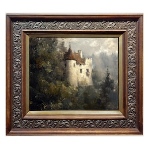 Op de afbeelding: Een ingelijst olieverfschilderij dat een wit kasteel met een rood dak toont, genesteld in een weelderig groen bos. Het kasteel is gedeeltelijk verborgen door bomen en de achtergrond is een wazige blauwe lucht.