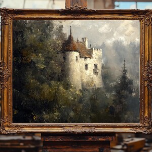Op de afbeelding: Een ingelijst olieverfschilderij dat een wit kasteel toont dat is genesteld in een weelderig groen bos. Het kasteel heeft een bruin dak en is omgeven door bomen en mist. Het schilderij is geplaatst tegen een bewolkte lucht.