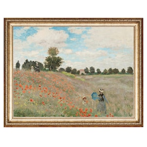 Puede incluir: Una pintura al óleo enmarcada que representa un campo de amapolas rojas con dos figuras caminando por el campo. Las figuras visten ropa azul y blanca y una de ellas lleva una sombrilla azul. La pintura tiene como fondo un cielo azul con nubes blancas y un campo verde.