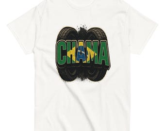 Op de afbeelding: Wit T-shirt met een afbeelding van twee zwarte banden met een Braziliaanse vlag in groen, geel en blauw in het midden. De tekst "CHAMA" staat in groene letters boven de vlag.