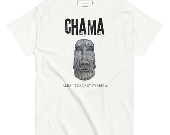Op de afbeelding: Wit T-shirt met een zwarte afbeelding van een stenen hoofd en de tekst "CHAMA" erboven en "ALEX "POATAN" PEREIRA" eronder.