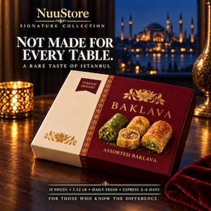 Puede incluir: Una caja rectangular de baklava surtido con diseño en crema y rojo oscuro con texto dorado que dice NuuStore Signature Collection, Not Made For Every Table, A Rare Taste Of Istanbul, Baklava y 18 pieces 0.6 kg Daily Fresh.