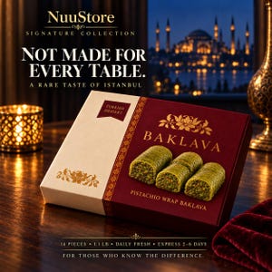 Puede incluir: Una caja rectangular de baklava turco de pistacho con un diseño en granate y crema. La caja muestra el texto NuuStore, Signature Collection, Not Made For Every Table, A Rare Taste Of Istanbul, Baklava y 14 piezas 500 gramos.