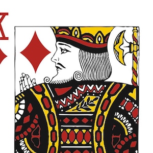 Pu&ograve; includere: Carta da gioco raffigurante il Re di Quadri. La carta presenta una 'K' rossa e il simbolo del quadri in alto a sinistra. Il re &egrave; raffigurato di profilo, con una corona gialla e uno scettro.