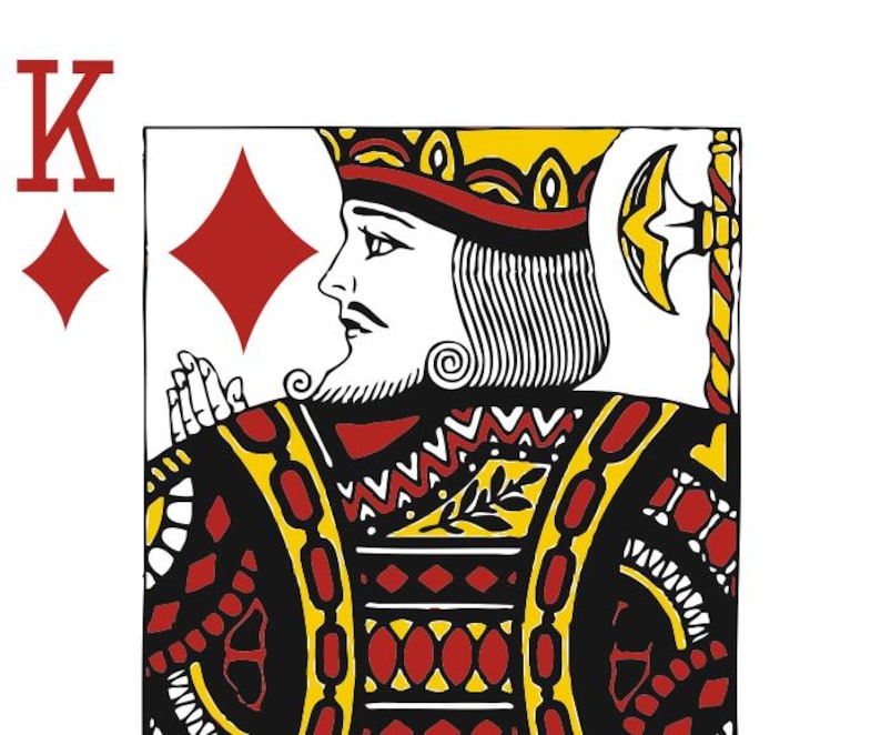 Pu&ograve; includere: Carta da gioco raffigurante il Re di Quadri. La carta presenta una 'K' rossa e il simbolo del quadri in alto a sinistra. Il re &egrave; raffigurato di profilo, con una corona gialla e uno scettro.
