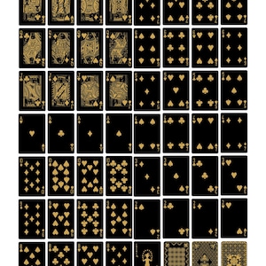 Pode incluir: Um baralho completo de cartas de jogar com fundo preto e naipes e figuras douradas. As cartas estão dispostas em uma grade, mostrando todos os naipes: copas, ouros, paus e espadas. As figuras incluem Reis, Damas e Valetes.