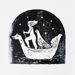 Peut inclure: Gravure sur linol&eacute;um en noir et blanc d'une femme ramant un bateau avec un oiseau sur la proue. La femme porte une longue robe et a les cheveux longs. Le bateau a la forme d'un cygne. L'arri&egrave;re-plan est un ciel sombre avec des &eacute;toiles.
