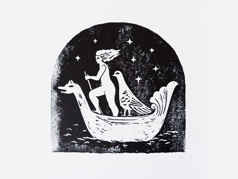 Peut inclure: Gravure sur linol&eacute;um en noir et blanc d'une femme ramant un bateau avec un oiseau sur la proue. La femme porte une longue robe et a les cheveux longs. Le bateau a la forme d'un cygne. L'arri&egrave;re-plan est un ciel sombre avec des &eacute;toiles.