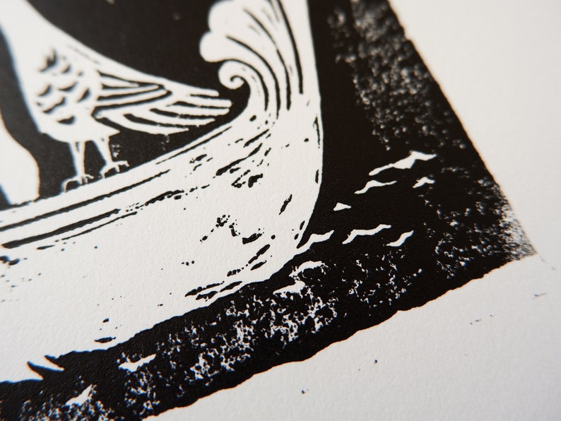 Peut inclure: Gravure sur linol&eacute;um en noir et blanc d'un oiseau dans un bateau sur une mer ondul&eacute;e. L'impression est sur papier blanc.