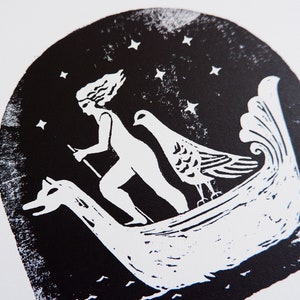 Peut inclure: Gravure sur linol&eacute;um en noir et blanc d'une femme dans un bateau avec un oiseau. La femme tient un b&acirc;ton et le bateau navigue sous un ciel &eacute;toil&eacute;.