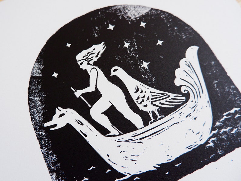 Peut inclure: Gravure sur linol&eacute;um en noir et blanc d'une femme dans un bateau avec un oiseau. La femme tient un b&acirc;ton et le bateau navigue sous un ciel &eacute;toil&eacute;.