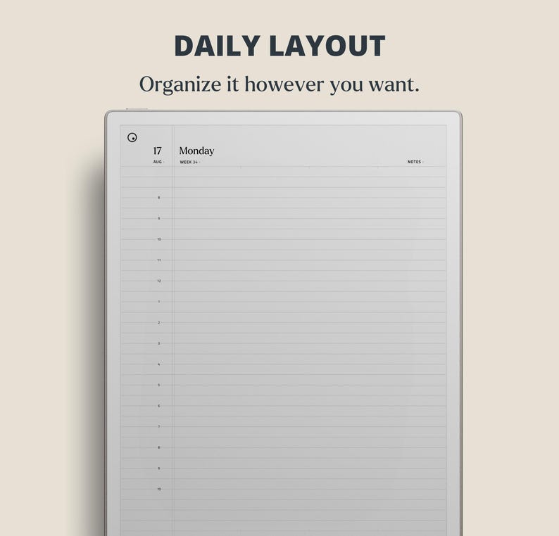 Puede incluir: Una tableta digital que muestra un dise&ntilde;o diario con el texto "DAILY LAYOUT" y "Organize it however you want." La pantalla muestra una p&aacute;gina rayada con la fecha 17 de agosto, lunes. La tableta tiene un borde blanco y un fondo beige claro.
