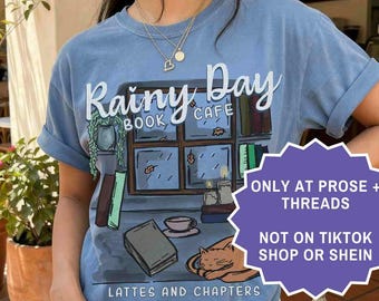 Café literario otoñal para días lluviosos Camiseta acogedora para lectores Camiseta de Bookstagram Camiseta de Booktok Camiseta de biblioteca Regalo romántico para amantes de los libros