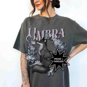 ライセンス取得済みのEnchantra Umbraシャツ、Phantasma Merch、Dark Romanceシャツ、Bookstagramシャツ、Booktok Merch For Book Lovers Kaylie Smith