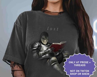 Camiseta de lectura "Lost In A Book Knight" Ropa literaria Regalo romántico Merchandising de Booktok Camiseta de club de lectura de Bookstagram Camiseta de lectura estilo Dark Academia