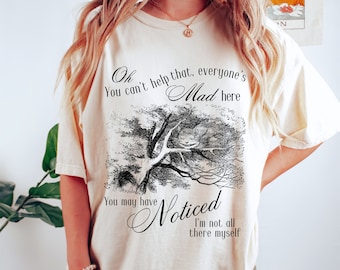 チェシャ猫 不思議の国のアリス シャツ 不思議の国のアリス Tシャツ ライトアカデミア シャツ 図書館シャツ 私たちは皆ここがマッドハッター シャツ
