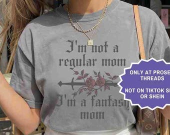 Camiseta de fantasía para mamás, camiseta de lectora romántica, camiseta gótica para amantes de los libros, camiseta gráfica femenina oscura, regalo para amantes de los libros, camiseta de espada y rosa, merchandising de Booktok, Bookstagram