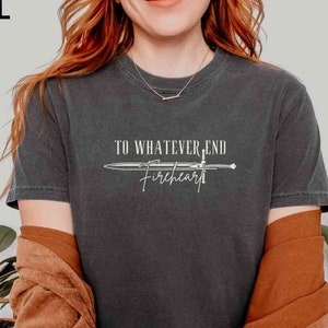 Pode incluir: Uma camiseta cinza escura com um gráfico branco de uma espada e o texto "To Whatever End Fireheart".