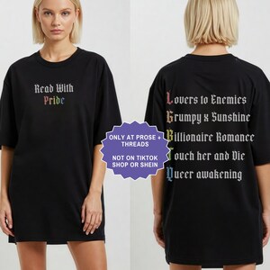 Pu&ograve; includere: Una t-shirt nera con la scritta Read With Pride sul davanti. Il retro mostra il testo Lovers to Enemies, Grumpy x Sunshine, Billionaire Romance, Touch her and Die e Queer awakening, con le lettere iniziali che compongono LGBTQ.