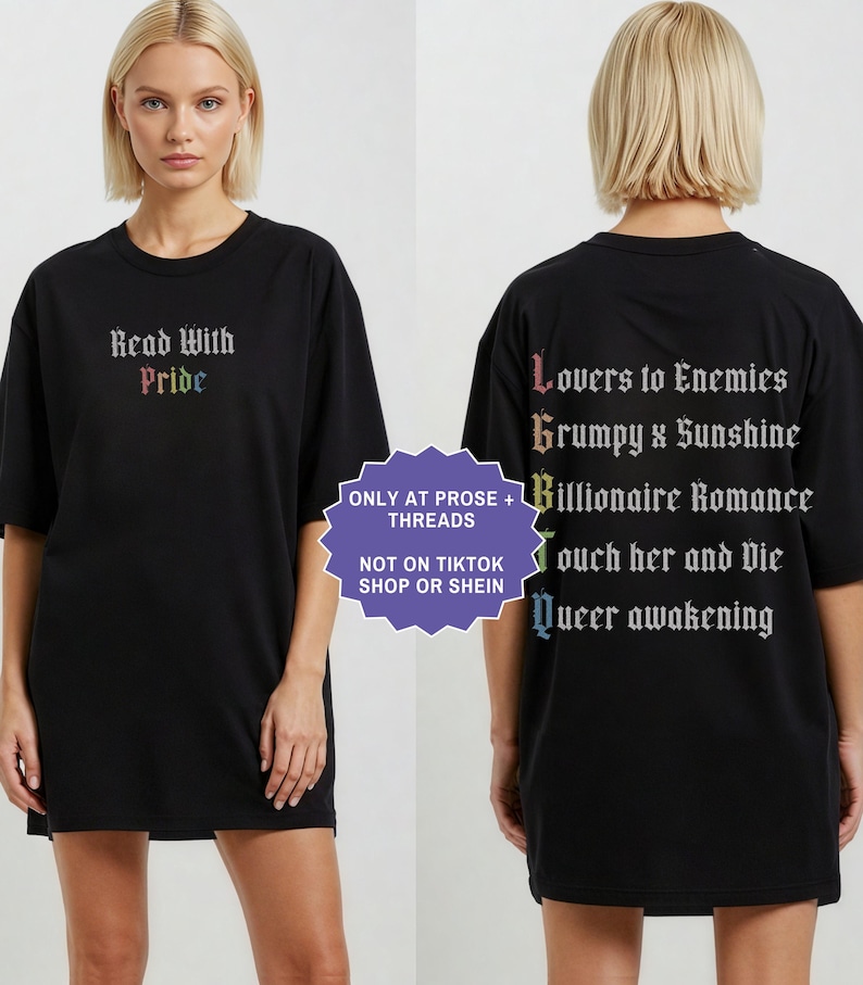 Pu&ograve; includere: Una t-shirt nera con la scritta Read With Pride sul davanti. Il retro mostra il testo Lovers to Enemies, Grumpy x Sunshine, Billionaire Romance, Touch her and Die e Queer awakening, con le lettere iniziali che compongono LGBTQ.