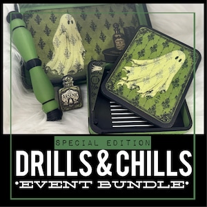 Könnte beinhalten: Ein Special Edition Drills & Chills Event-Set bestehend aus einem grün-schwarzen Tablett mit Geistermotiv, einem passenden grünen Stift mit schwarzen Ringen und einer kleinen rechteckigen Flasche mit der Aufschrift Arsenic und Geisterbild.