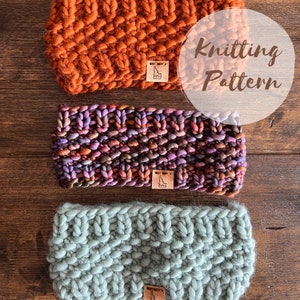 Könnte beinhalten: Drei gestrickte Stirnbänder in verschiedenen Farben und Mustern. Die Stirnbänder sind aus einem dicken Garn gefertigt und haben ein schlichtes, modernes Design. Die Stirnbänder sind mit einem Lederanhänger versehen, auf dem "Strickmuster" steht.