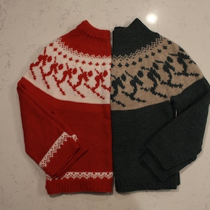 Puede incluir: Dos jers&eacute;is de punto con cuello alto. Uno es rojo con dise&ntilde;os de esquiadores blancos, el otro es verde oscuro con dise&ntilde;os de esquiadores beige. Ambos jers&eacute;is tienen dise&ntilde;os blancos en los pu&ntilde;os y el dobladillo inferior.