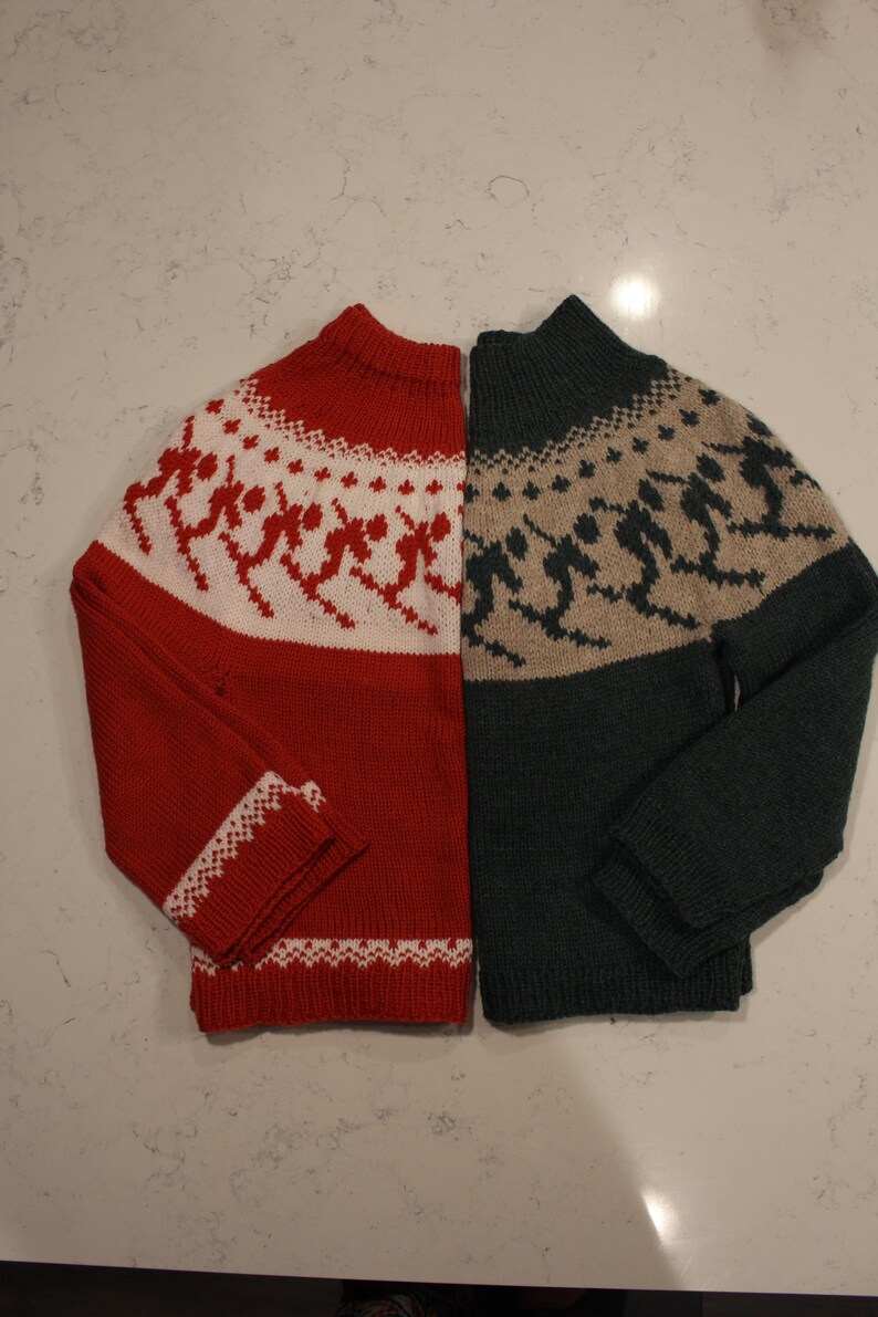 Puede incluir: Dos jers&eacute;is de punto con cuello alto. Uno es rojo con dise&ntilde;os de esquiadores blancos, el otro es verde oscuro con dise&ntilde;os de esquiadores beige. Ambos jers&eacute;is tienen dise&ntilde;os blancos en los pu&ntilde;os y el dobladillo inferior.