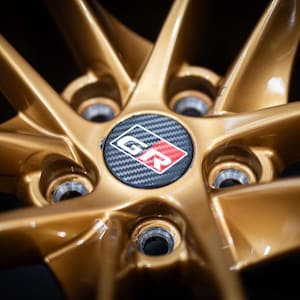 以下が含まれることがあります： クリーム、ライトグレー、ダークグレーの、まだら模様のマット仕上げのセラミックマグ3個セット。各マグはシンプルでミニマリストなデザインで、コーヒーや紅茶に最適です。