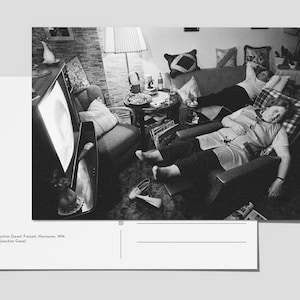 Peut inclure: Une photographie en noir et blanc de deux personnes dormant sur des canapés dans un salon. La pièce est décorée d'une télévision, d'une table basse et de nombreux coussins. L'image est intitulée "Joachim Gaukel, Francfort, Hanovre, 1978" et est créditée à "Joachim Gaukel".