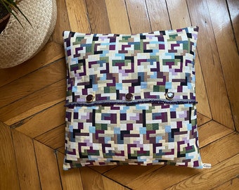 Cushion cover in geometric pattern fabric