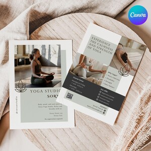 Può includere: Due volantini di studio yoga su una superficie di legno. Uno presenta una donna che medita, l'altro promuove i benefici dello yoga. Il testo include "Sperimenta la calma e la forza dello yoga" e i dettagli dello studio.