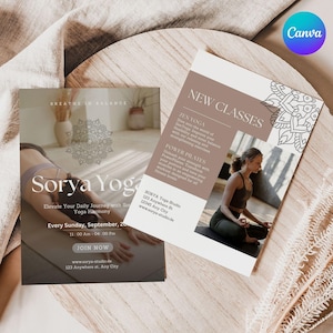 Könnte beinhalten: Zwei Yoga-Studio-Flyer auf einer Holzoberfläche. Der Flyer links trägt den Text "Sorya Yoga" und Details zu den Kursen. Der Flyer rechts trägt die Aufschrift "Neue Kurse" und zeigt eine Frau in einer Yoga-Pose. Beide Flyer haben eine neutrale Farbpalette.